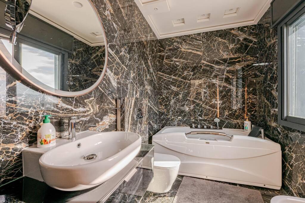 Royale Duplexe Pleine Centre Tanger Apartment Екстериор снимка